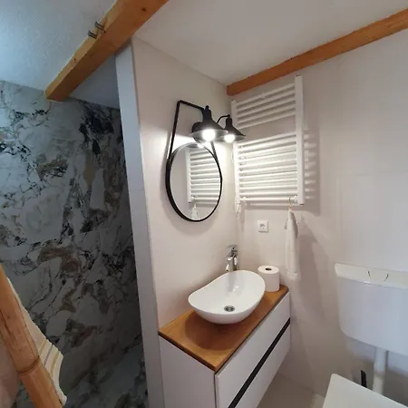 Apartman Vikendicamanja Holiday home *